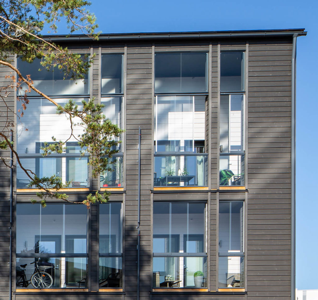 Glazing makes year-round use of the balcony possible. 