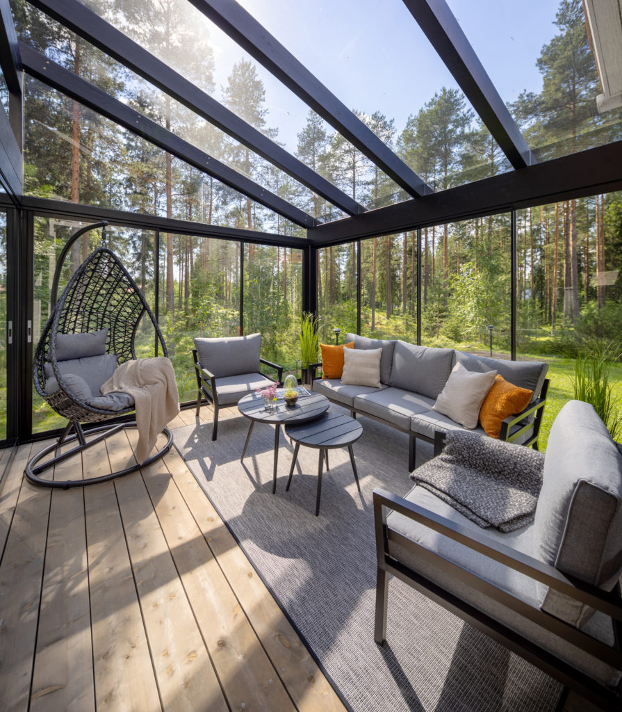 Very dense terrace glazing with a vertical framework