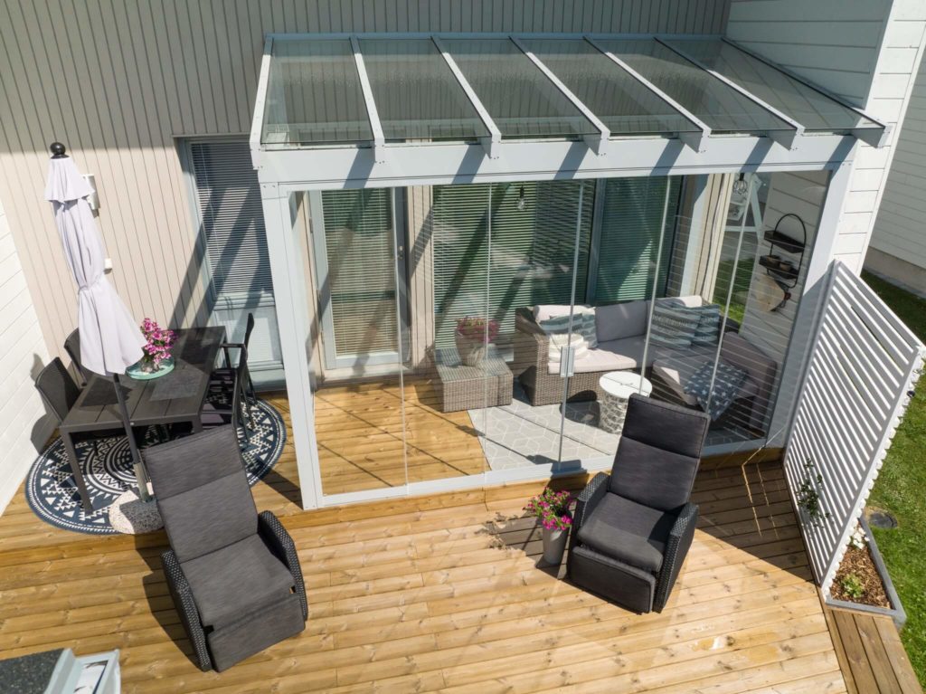 Combining the Alutec Vista glass roof system with Alutec terrace glazing products enables the construction of a living room-like space where you can be close to nature but sill protected from the weather.